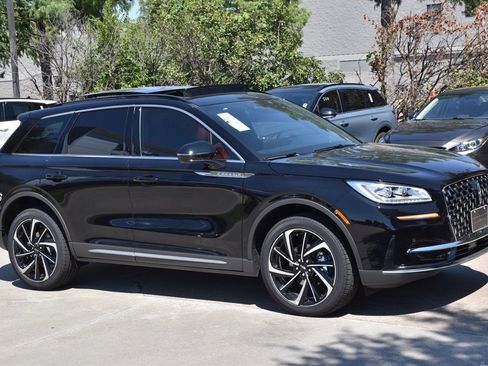 New 2025 Lincoln Corsair Reserve w/ Equipment Group 202A image 4