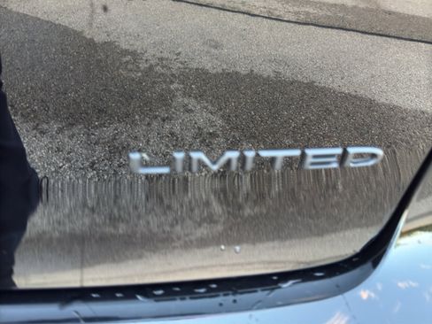 Used 2025 Chrysler Pacifica Limited FWD image 10