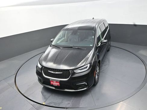 Used 2023 Chrysler Pacifica Touring-L FWD image 24