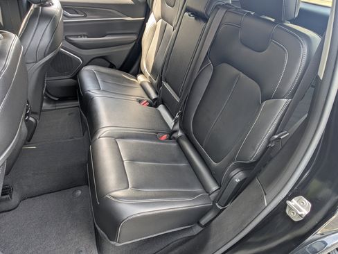 Used 2023 Jeep Grand Cherokee Limited w/ Black Appearance Package image 17