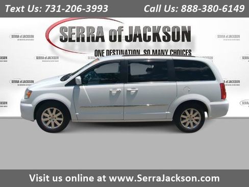 Used 2016 Chrysler Town & Country Touring FWD image 1