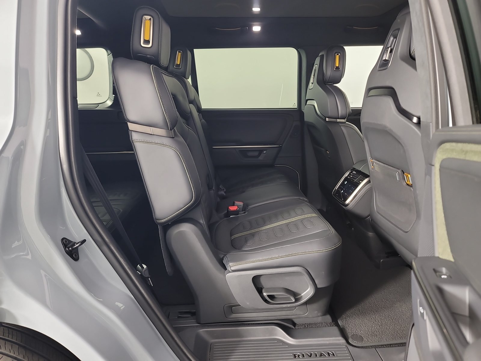 Used 2025 Rivian R1S Adventure Dual AWD/4WD image 23
