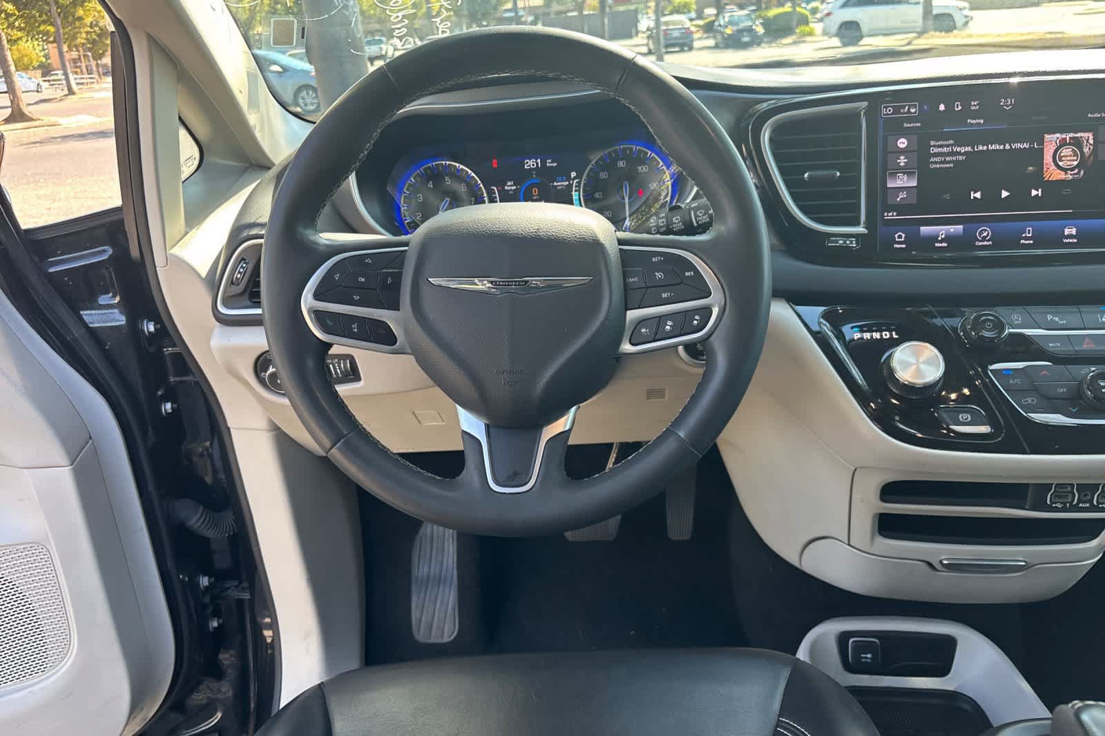 Used 2023 Chrysler Pacifica Touring-L FWD image 16