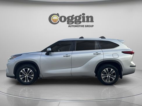 Used 2021 Toyota Highlander XLE image 3