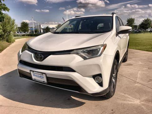 Used 2018 Toyota RAV4 XLE FWD image 2