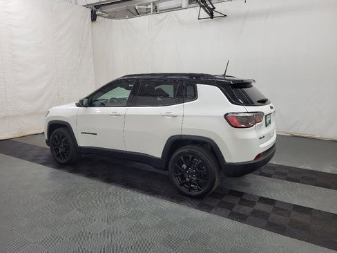 Used 2022 Jeep Compass Latitude w/ Convenience Group AWD/4WD image 3