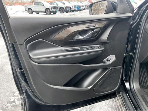 Used 2024 GMC Terrain SLT image 9