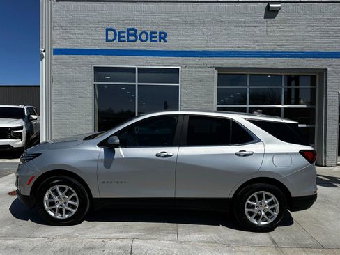 Used 2022 Chevrolet Equinox LT image 2