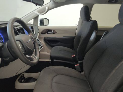 Used 2017 Chrysler Pacifica Touring FWD image 17