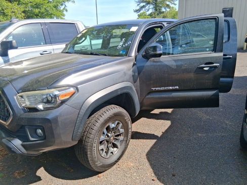 Used 2018 Toyota Tacoma TRD Off-Road AWD/4WD image 12