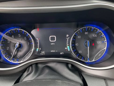Used 2024 Chrysler Pacifica Touring-L FWD image 13