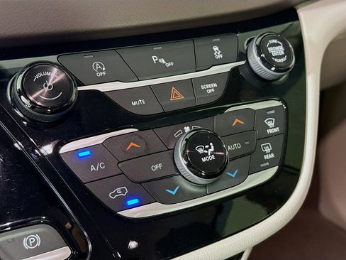 Used 2018 Chrysler Pacifica Touring Plus FWD image 19