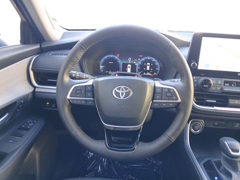 Used 2025 Toyota Grand Highlander AWD image 12