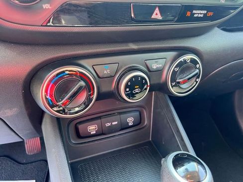 Used 2023 Hyundai Venue SE FWD image 25