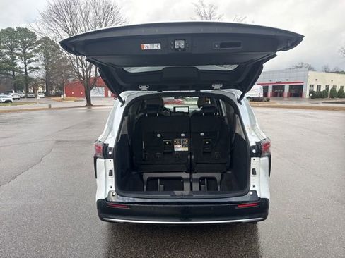 Used 2025 Toyota Sienna Platinum image 21