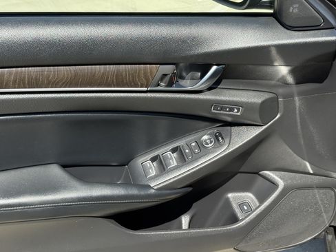 Used 2018 Honda Accord Touring image 19
