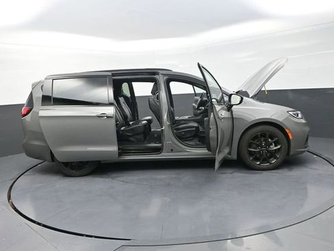 Used 2025 Chrysler Pacifica Limited image 43