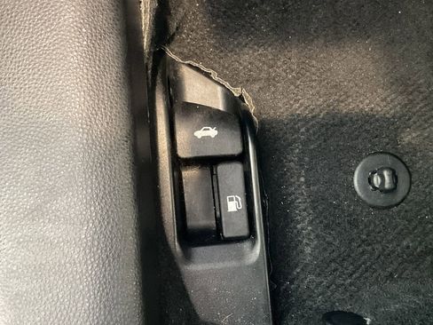 Used 2025 Toyota Corolla LE image 16