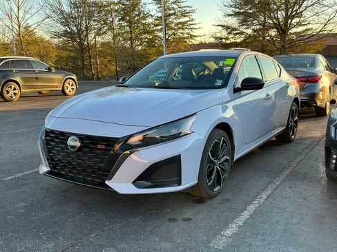 Used 2025 Nissan Altima 2.5 SR w/ SR Premium Package image 2