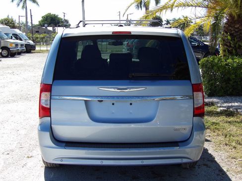 Used 2012 Chrysler Town & Country Limited w/ Luxury Group image 9