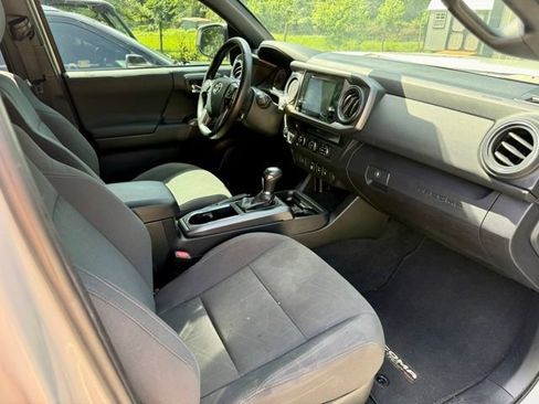 Used 2018 Toyota Tacoma TRD Off-Road AWD/4WD image 4