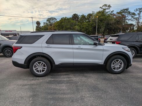New 2026 Ford Explorer Active RWD image 3