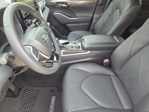 New 2026 Toyota Highlander Platinum AWD/4WD image 11