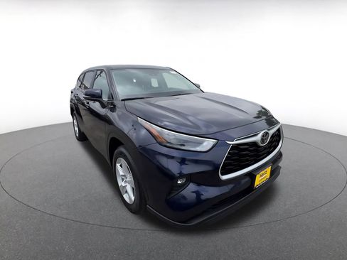 Used 2025 Toyota Highlander LE FWD image 2