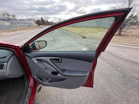 Used 2014 Hyundai Elantra SE image 30