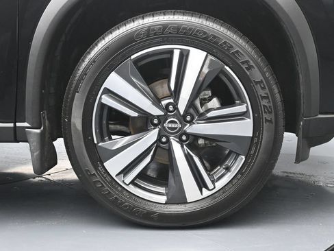Used 2025 Nissan Rogue SL AWD/4WD image 17