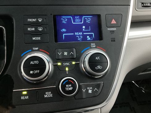 Used 2015 Toyota Sienna LE AWD/4WD image 34