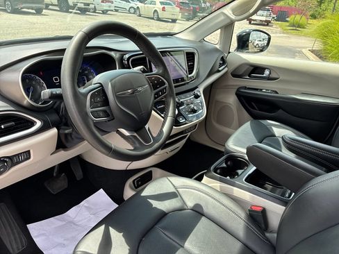 Used 2024 Chrysler Pacifica Touring-L FWD image 15