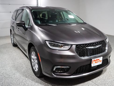 Used 2023 Chrysler Pacifica Touring-L FWD image 5