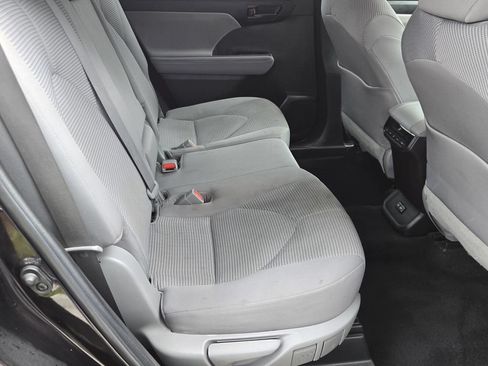 Used 2022 Toyota Highlander L FWD image 16
