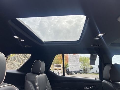 Used 2023 Chevrolet Traverse Premier image 13