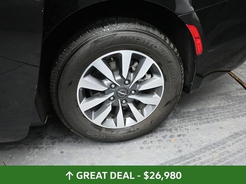 Used 2024 Chrysler Pacifica Select image 16