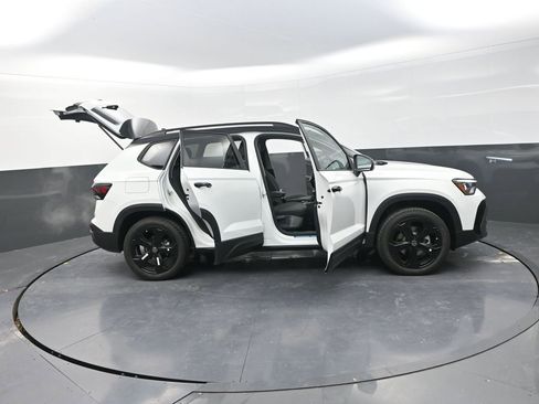 New 2026 Volkswagen Taos SE image 33