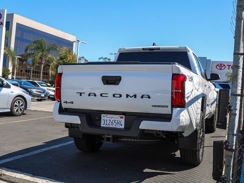Used 2025 Toyota Tacoma TRD Sport AWD/4WD image 7