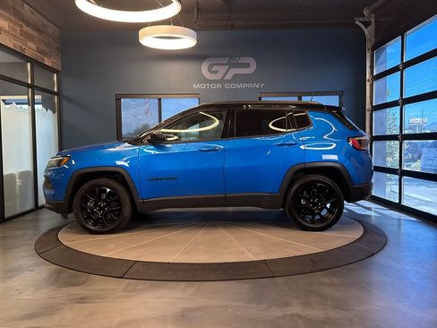 Used 2024 Jeep Compass Latitude w/ Convenience Group AWD/4WD image 6