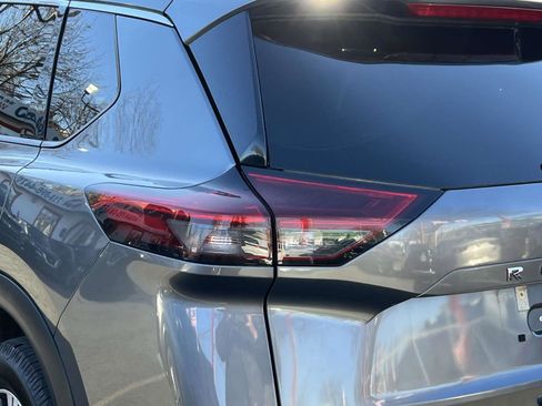 Used 2021 Nissan Rogue SV image 11