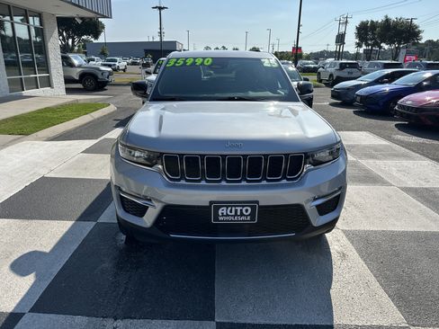 Used 2025 Jeep Grand Cherokee Limited RWD image 2