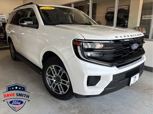 Used 2025 Ford Expedition Active AWD/4WD image 1