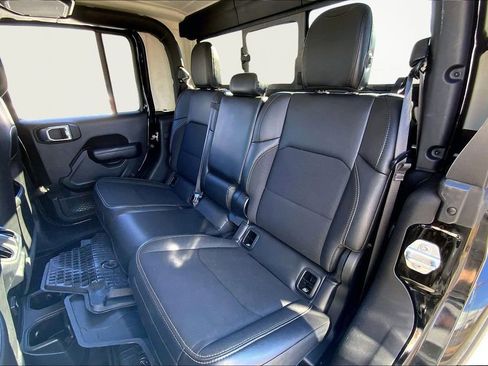 Used 2021 Jeep Gladiator Sport image 16