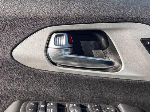 Used 2025 Chrysler Pacifica Premium image 47