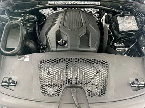 Certified 2025 Porsche Macan AWD/4WD image 28
