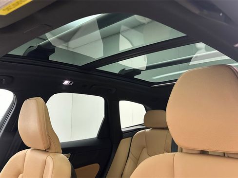 Used 2020 Volvo XC60 T6 Momentum image 19