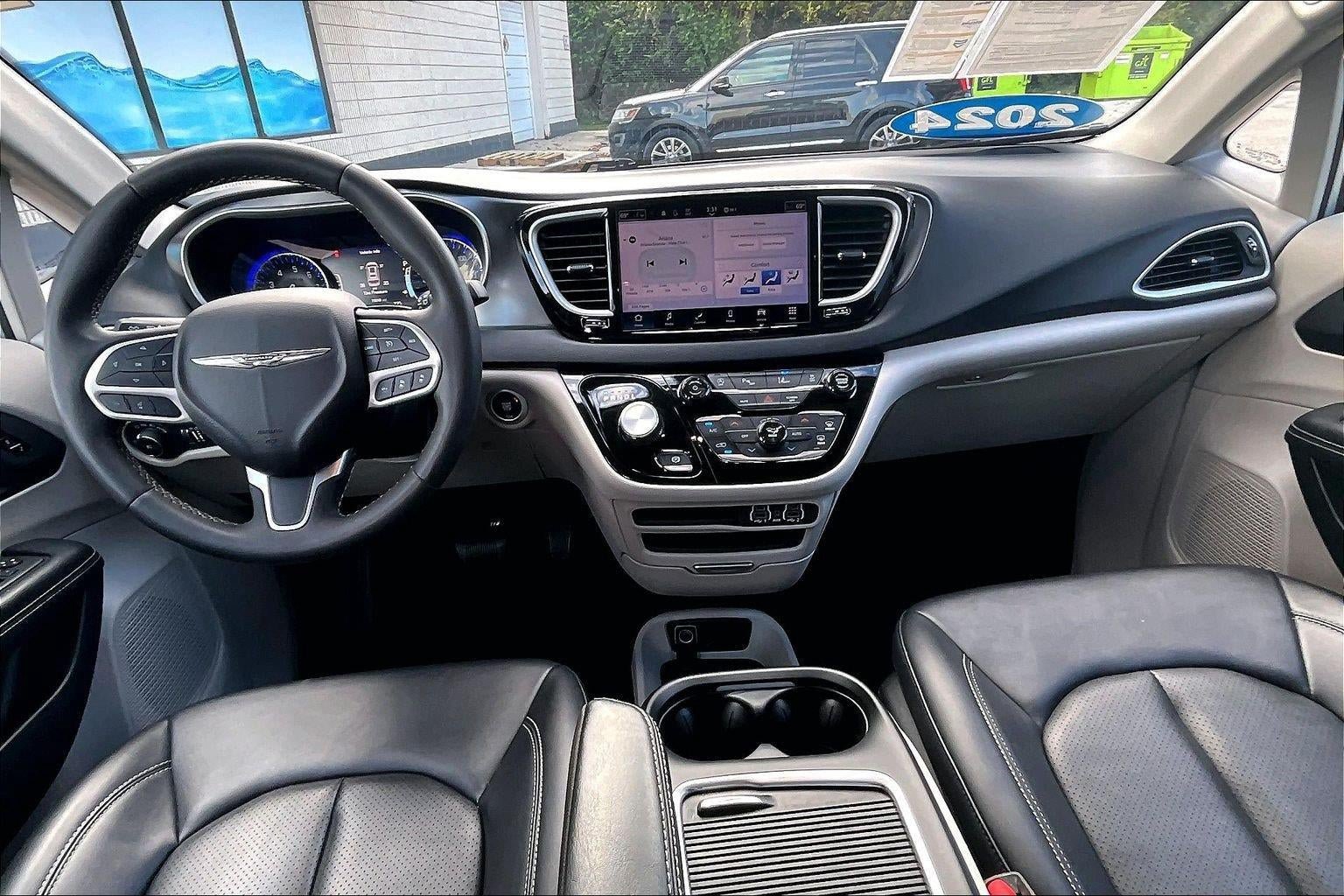 Used 2024 Chrysler Pacifica Touring-L FWD image 13