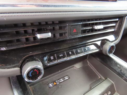 Used 2025 Chevrolet Suburban Z71 image 24