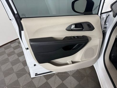Used 2023 Chrysler Pacifica Touring-L FWD image 13