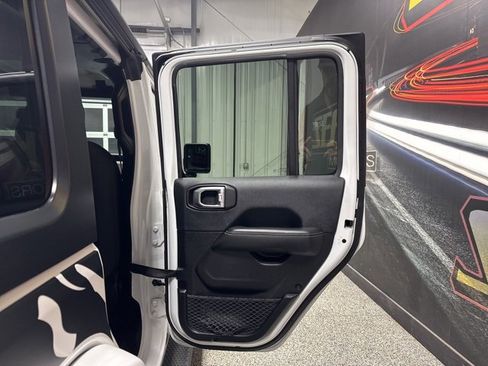 Used 2019 Jeep Wrangler Unlimited Sahara image 24